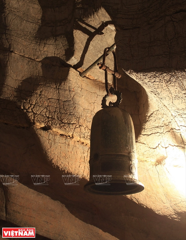 Colgada en la caverna, esta campana de bronce tiene más de 300 años de antigüedad (Fuente: VNA)