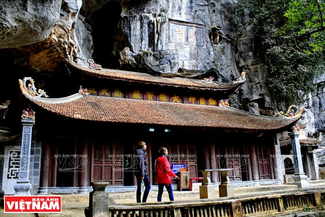 La parte mediana se sitúa en medio de una montaña, cuya buena parte se encuentra en el seno de la estructura natural. Fue construida en el siglo XV. 