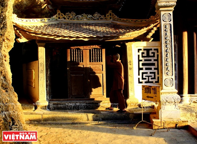 Al lado izquierdo, hay un pequeño templo dedicado a la Diosa Madre, quien, según la creencia folclórica, era la Creación y bendice a los seres humanos (Fuente: VNA)