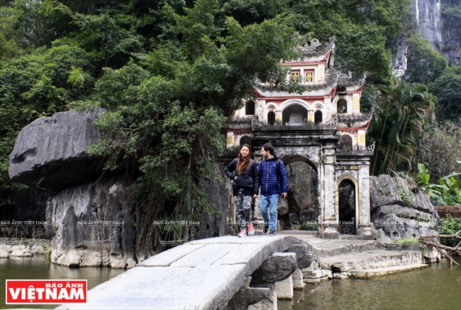 Para entrar en la pagoda, hay que pasear por un puente de piedra (Fuente: VNA)