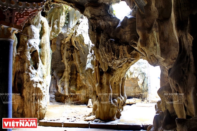 Al visitar la pagoda Bich Dong, los turistas pueden recorrer por la Cueva Oscura (Fuente: VNA)