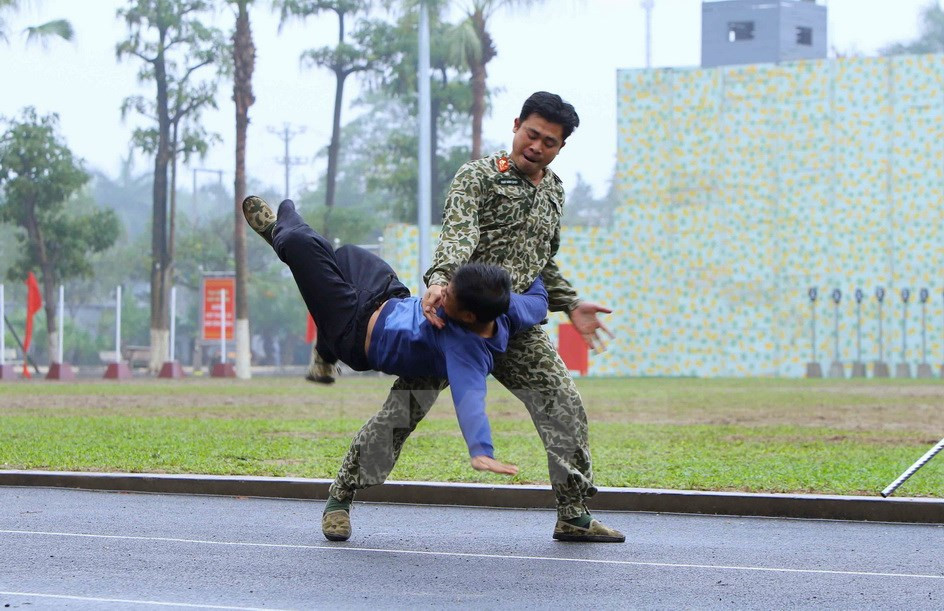 Soldados del Arma de Misión Especial del Ejército Popular de Vietnam demuestran distintas técnicas del combate (Fuente: VNA)