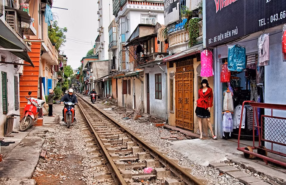 Ferrocarial atraviesa calle en Hanoi (Foto: Wilfred Seefeld/Picfair)