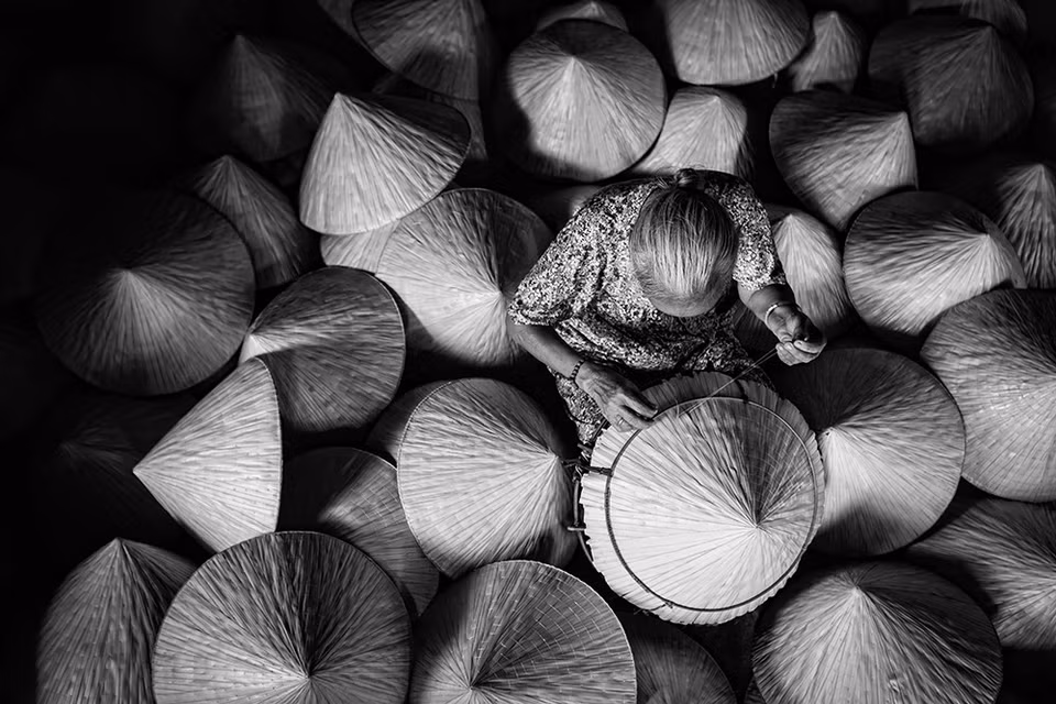 Anciana confeciona Non La - sombrero cónico tradicional de Vietnam (Foto: JetHuynh/Picfair)