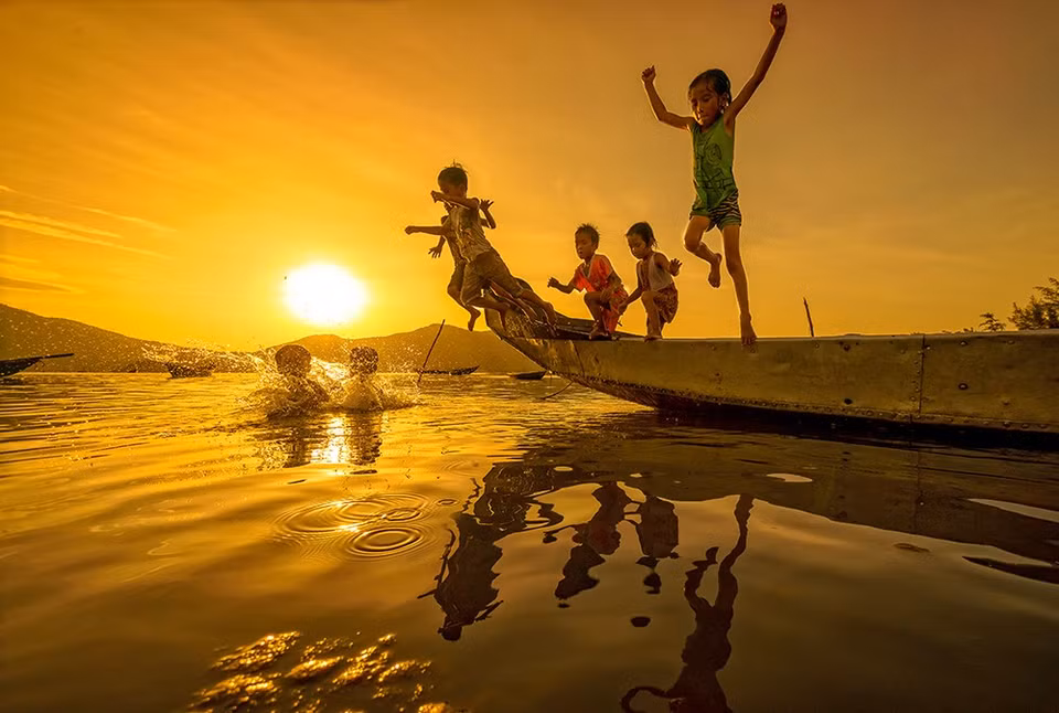 Niños y verano en Laguna Lang Co, ciudad de Hue (Foto: hạm Tỵ/Picfair)