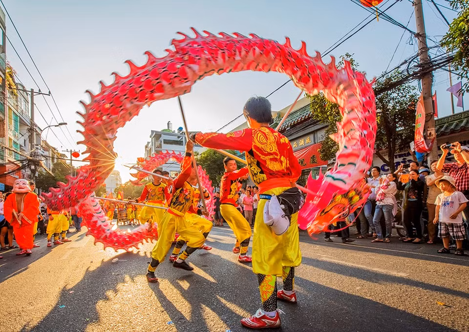 Danza de dragón en Nuevo Año Lunar en Ciudad Ho Chi Minh (Foto: guyễn Quang Ngọc/Picfair)