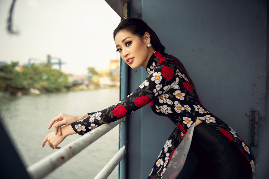 Miss Khanh Van muestra su belleza con un Ao Dai de color negro con motivos florales (Fuente: Vietnam+)
