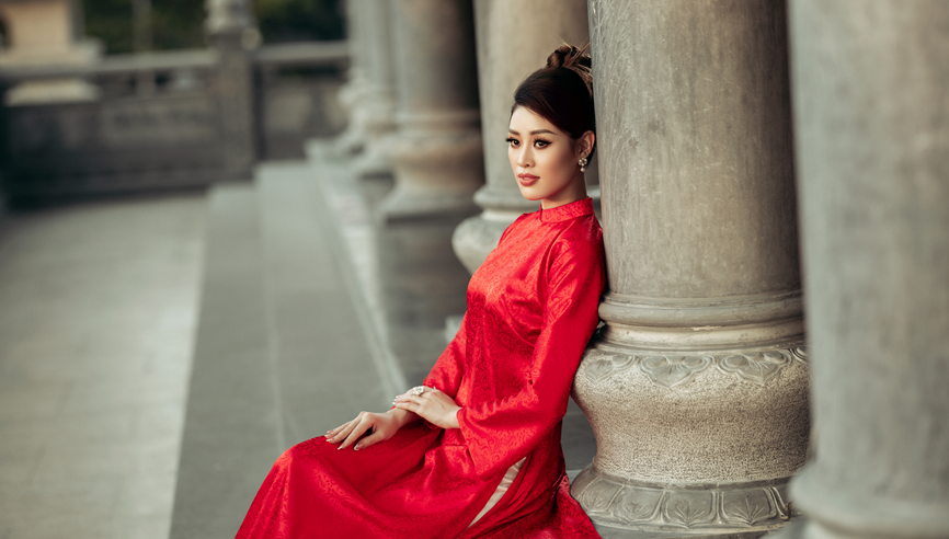 La belleza vietnamita Khanh Van está brillantemente hermosa con su traje tradicional bajo la puesta de Sol (Fuente: Vietnam+)