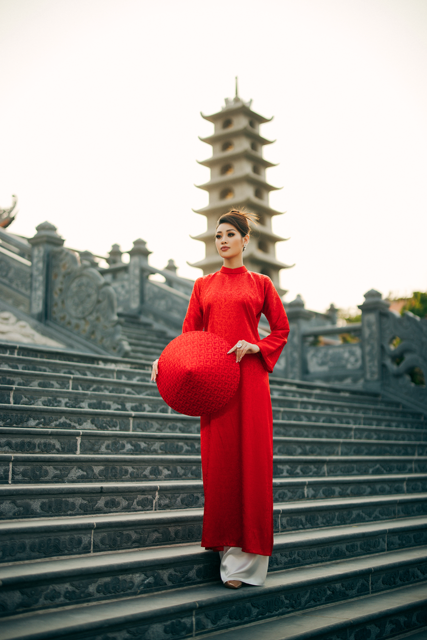 Miss Khanh Van se viste de un Ao Dai de color rojo brillante, expresando su aspiración y confianza en las cosas buenas que se avecinan (Fuente: Vietnam+)