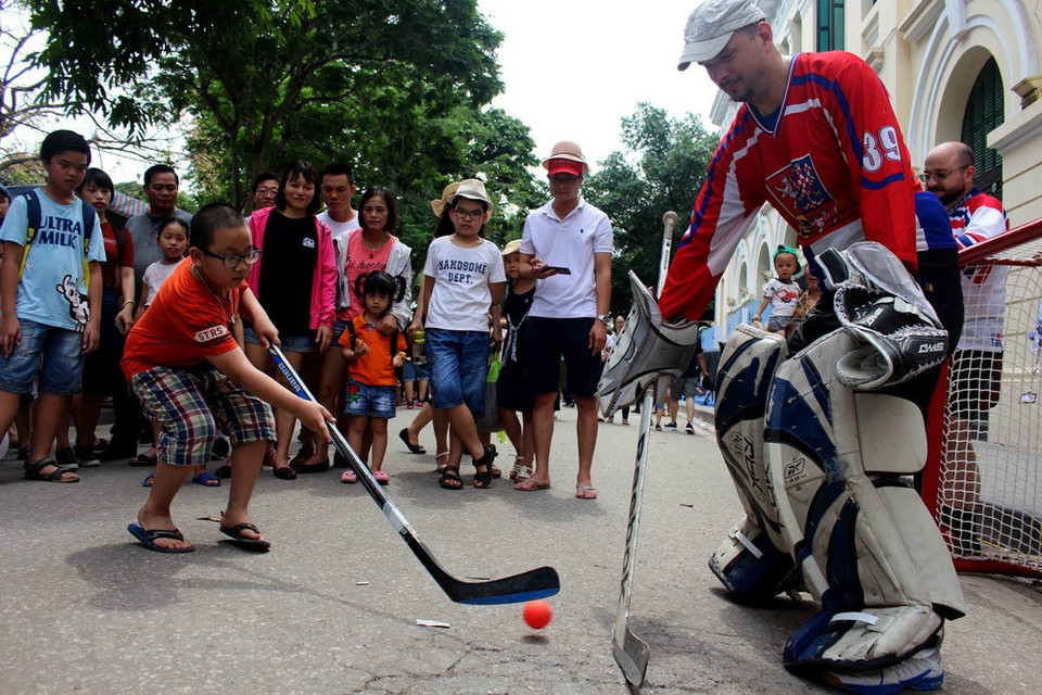 Niños interesados en el hockey (Fuente: VNA) 