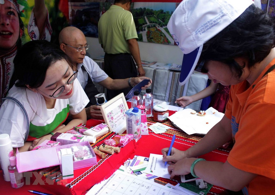Una visitante intenta escribir su nombre en un idioma europeo (Fuente: VNA) 
