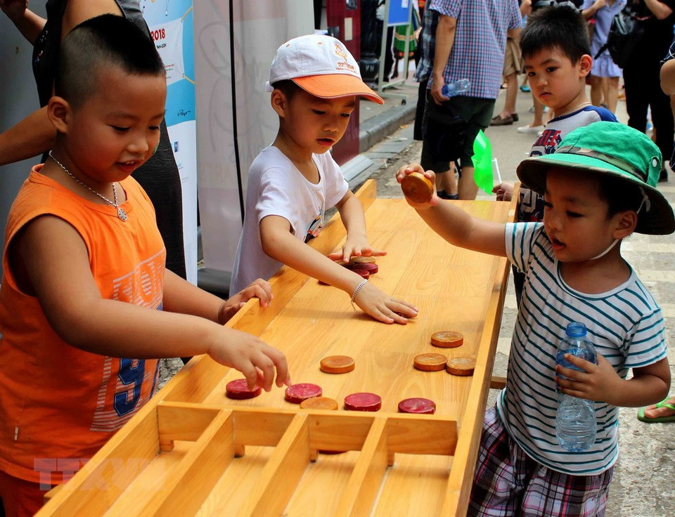 Un juego atrae especial atención de los niños (Fuente: VNA) 