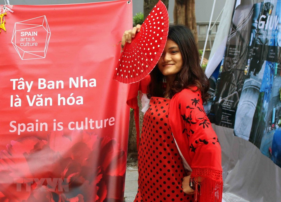 Una visitante en el espacio español (Fuente: VNA) 