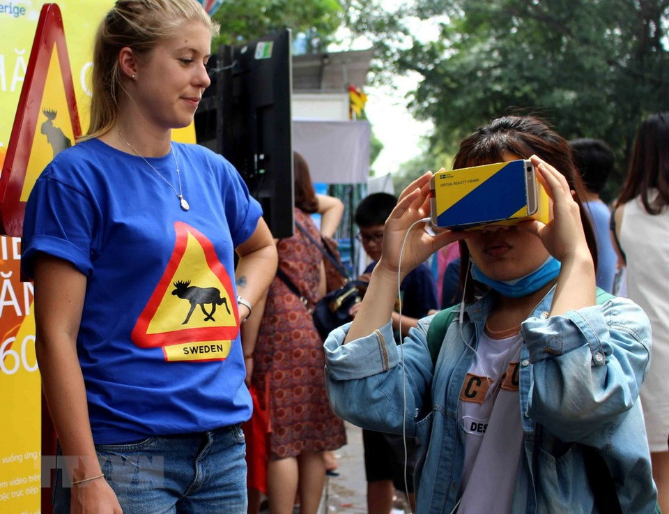 Niña utiliza un dispositivo de realidad virtual (Fuente: VNA) 