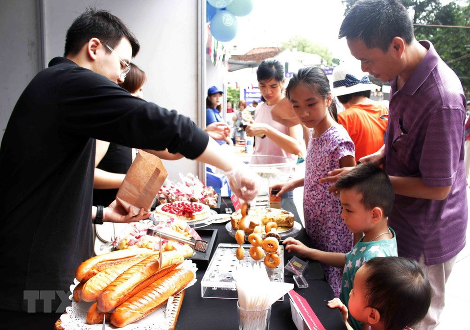 Disfrutan de la gastronomía europea (Fuente: VNA) 