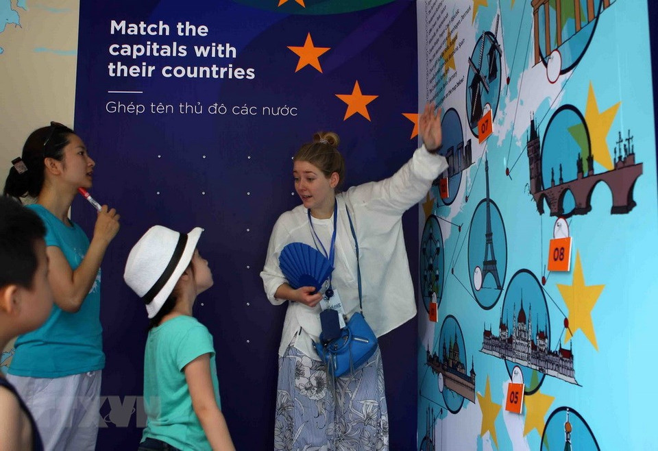 Concurso de conocimientos sobre países europeos (Fuente: VNA) 