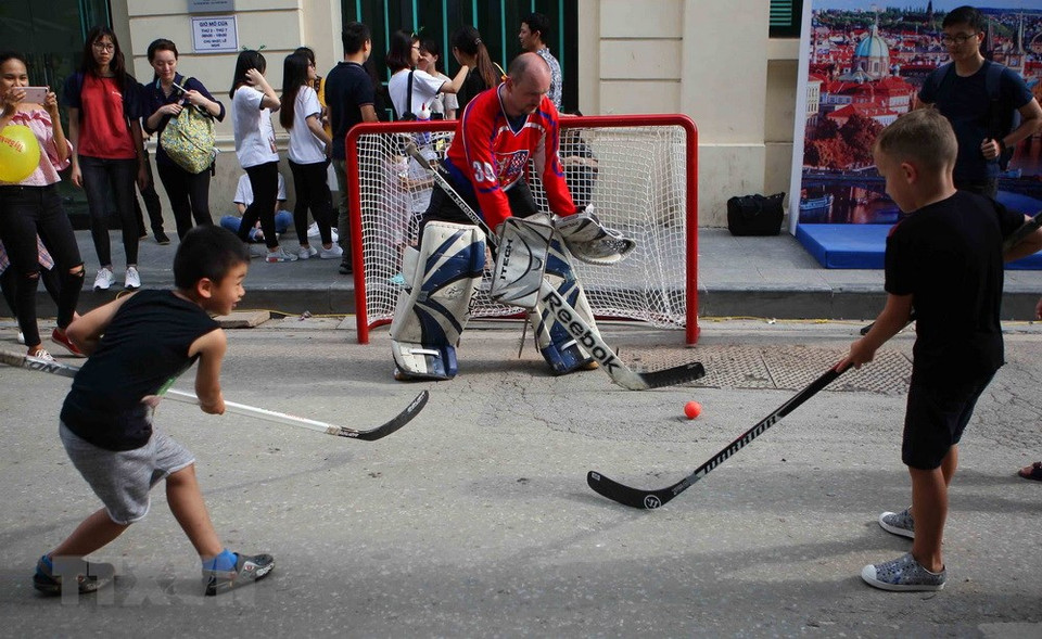 Niños juegan hockey (Fuente: VNA) 