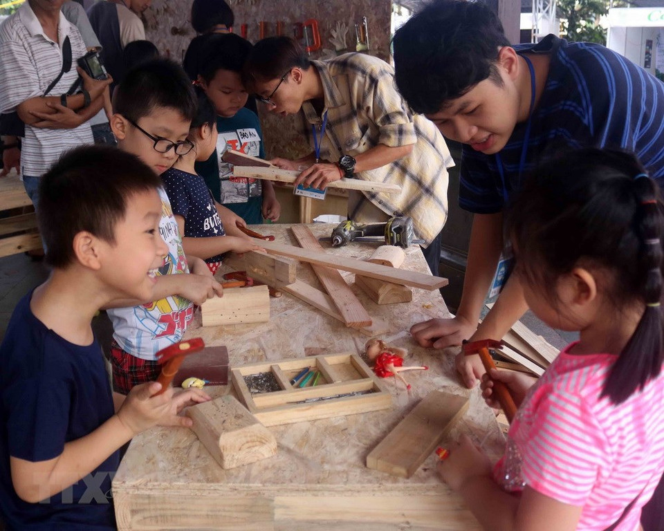 Participan en un taller de artesanía maderera (Fuente: VNA) 