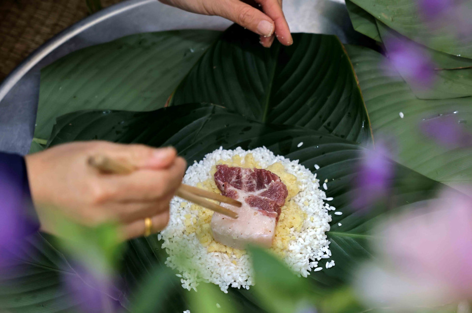 Una capa de arroz, una capa de frijoles y paleta son los ingredientes básicos del Banh chung. (Foto: VNA)