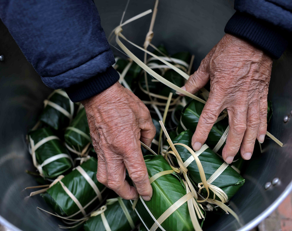 El cabeza de familia es quien arregla los pasteles y enciende la olla con agua para hervirlos. (Foto: VNA)