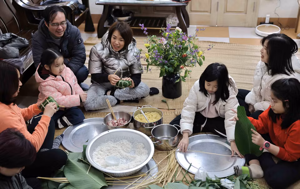 Experimentar la elaboración de Banh chung en casa es un recuerdo inolvidable para los niños capitalinos. (Foto: VNA)