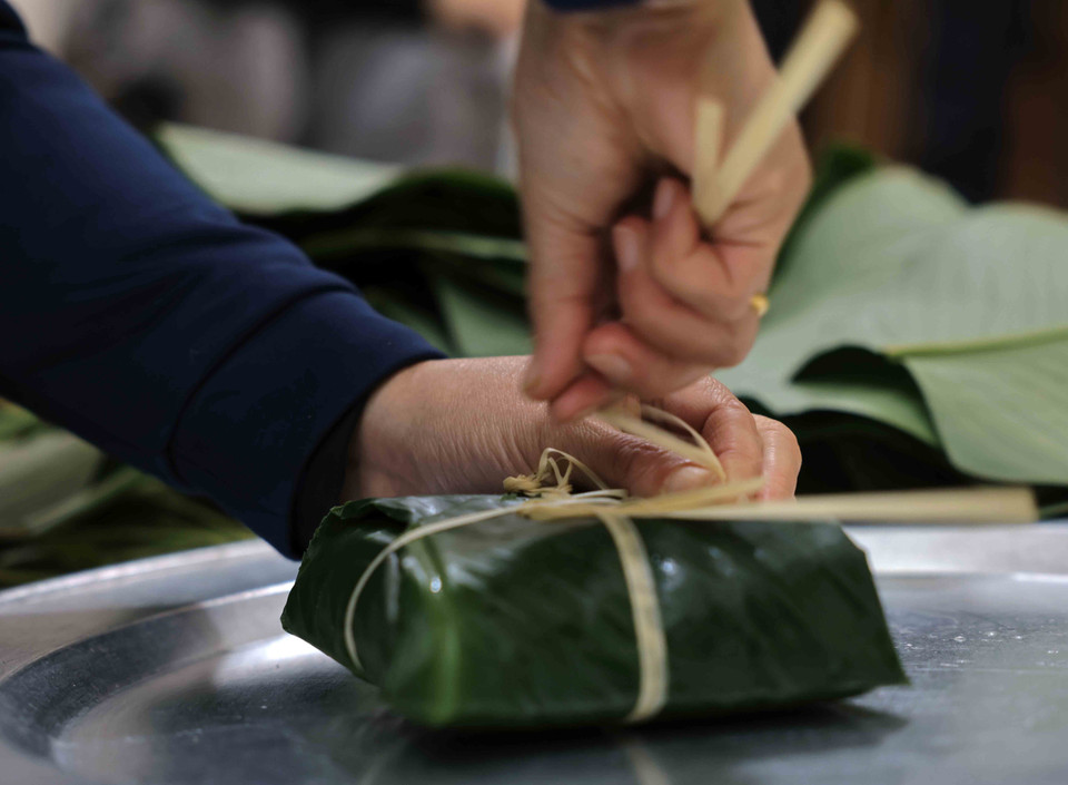 Las cuerdas de bambú para elaborar Banh chung son suaves y flexibles. (Foto: VNA)
