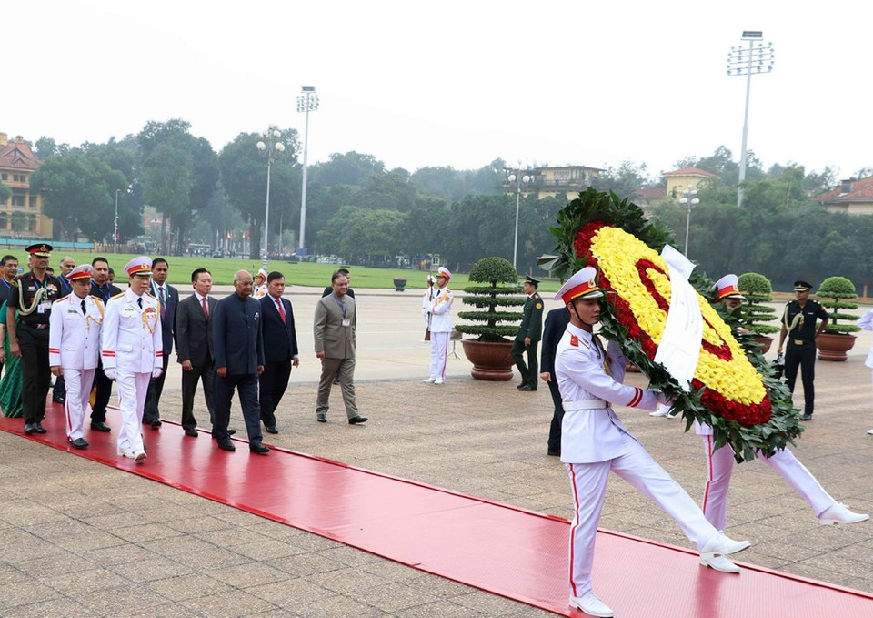 El jefe de Estado indio, Ram Nath Kovind, visitó el Mausoleo de Ho Chi Minh (Fuente:VNA)