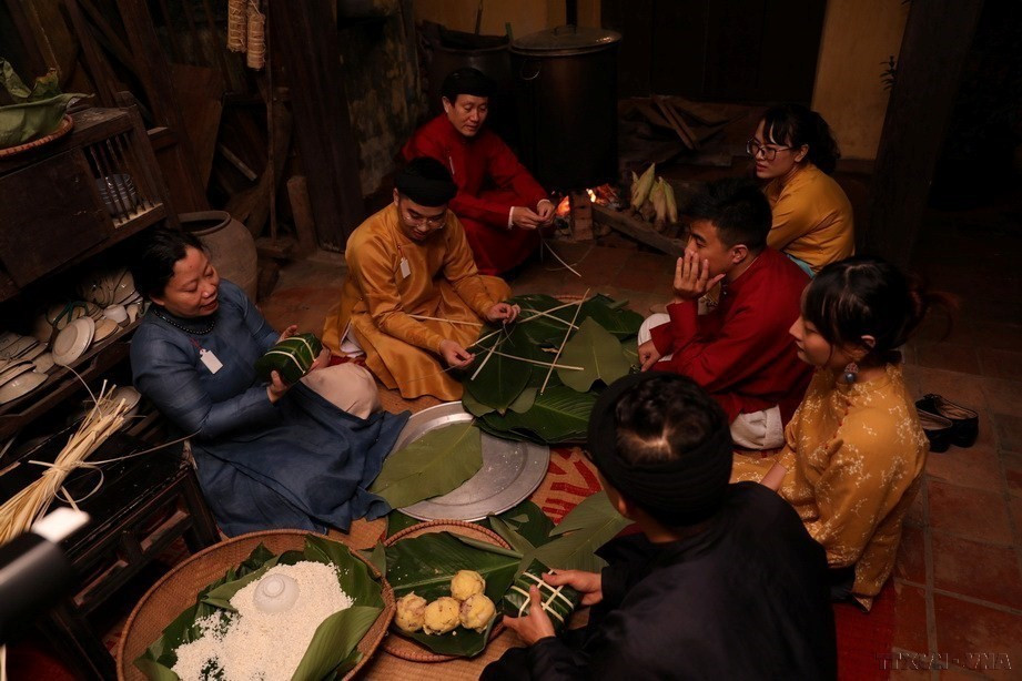 Elaboración de banh chung en saludo al Año Nuevo Lunar. (Foto: VNA)
