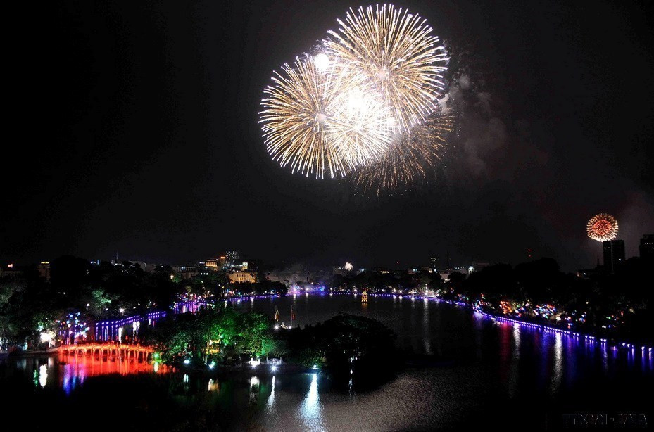 Fuegos artificiales para dar la bienvenida al nuevo año, en Nochevieja, en el lago Hoan Kiem (Hanoi). (Foto: VNA)