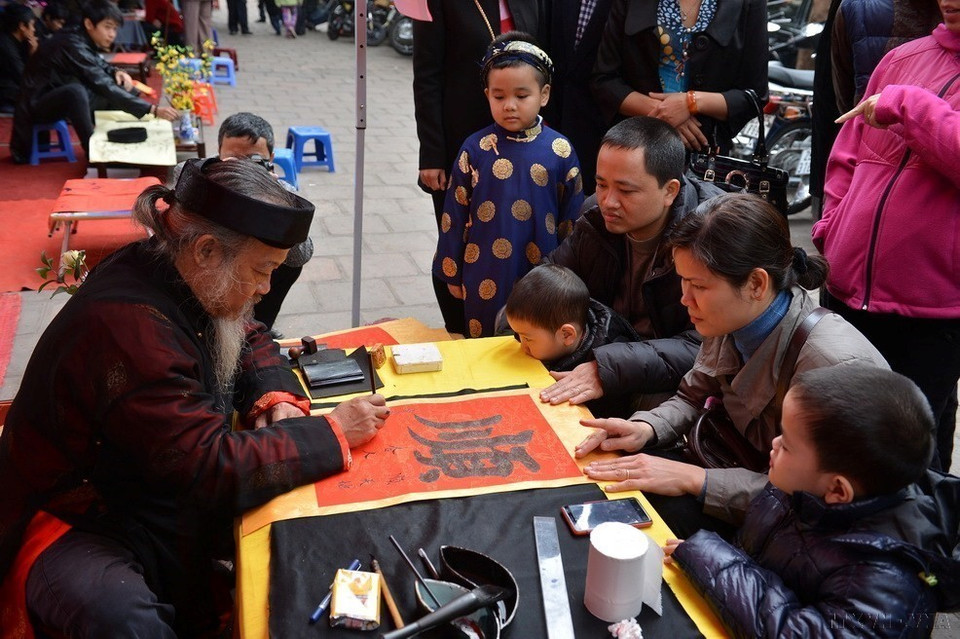 Durante el Año Nuevo Lunar, muchas familias vietnamitas vienen a "pedir palabras en caligrafía" para tener suerte, rezando por un año nuevo pacífico y afortunado. (Foto: VNA)