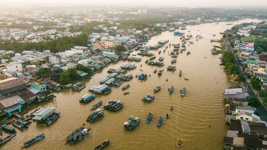 Al llegar la ciudad de Can Tho, es indispensable visitar el mercado flotante Cai Rang, el lugar más concurrido y típico de la cultura fluvial occidental. Localizada en el centro del delta del río Mekong, la ciudad de Can Tho presta especial atención en el desarrollo de sus típicos productos turísticos, aprovechando sus potencialidades como urbe ejemplar de la región fluvial. Uno de estos es el turismo fluvial con los sitios famosos como el embarcadero Ninh Kieu, y los mercados flotantes Cai Rang y Phong Dien…A lo largo del río se encuentran muchas ecoparques como la aldea turística My Khanh, Con Son y Rach Chuoi…, en donde los turistas pueden visitar y disfrutar de variedades de frutas (Fuente:Vietnamplus)