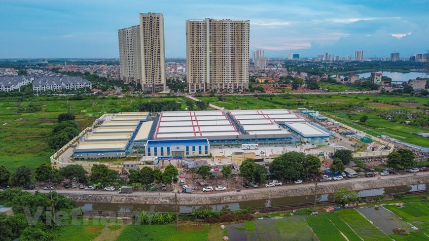 Un centro para el tratamiento de pacientes con COVID-19 en Hanoi y las localidades norvietnamitas se instala en el Hospital de la Universidad de Medicina de esta capital. Tiene muchas camas y sirve como una unidad de cuidados intensivos contra el COVID-19 a nivel nacional, que brinda tratamiento para pacientes graves y apoyo técnico a otras instalaciones médicas al respecto en las áreas asignadas. El Ministerio de Salud instó al Hospital Nacional de Enfermedades Tropicales a aumentar el número de camas, especialmente en la unidad de cuidados intensivos. Hanoi planea requisar 10 proyectos de viviendas de reasentamiento como lugares de cuarentena y hospitales de campaña. (Fuente:Vietnamplus) 