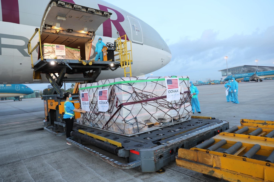 Más de dos millones de dosis de la vacuna de Moderna contra el COVID-19 llegan al aeropuerto internacional de Noi Bai, en Hanoi (Fuente: VNA)