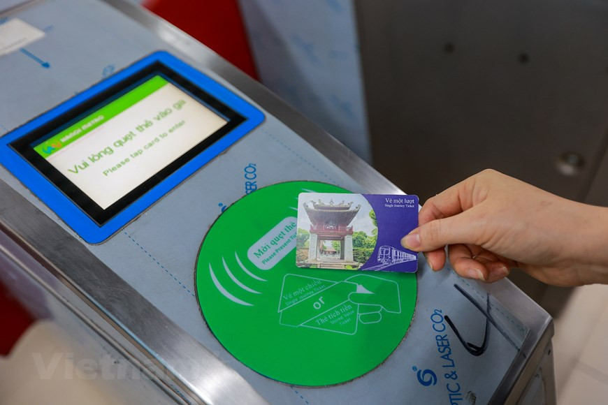 En febrero de 2017, las dos primeras locomotoras y vagones del proyecto de línea ferroviaria elevada Cat Linh – Ha Dong llegaron al puerto internacional de Hai Phong y estuvieron bajo el procedimiento de aduana, informó la Junta Administrativa del proyecto. Cada locomotora, con un peso de 35 toneladas, tiene una longitud de 19 metros y mide 2,8 metros de ancho por 3,8 de largo. Mientras tanto, cada vagón pesa 32 toneladas, con una similar altura y anchura que la locomotora. Después, estos coches fueron transportados a la estación de La Khe en el distrito capitalino de Ha Dong. El proyecto ferroviario Cat Linh-Ha Dong fue iniciado en octubre de 2011 por el Ministerio de Transporte. (Fuente:Vietnamplus) 