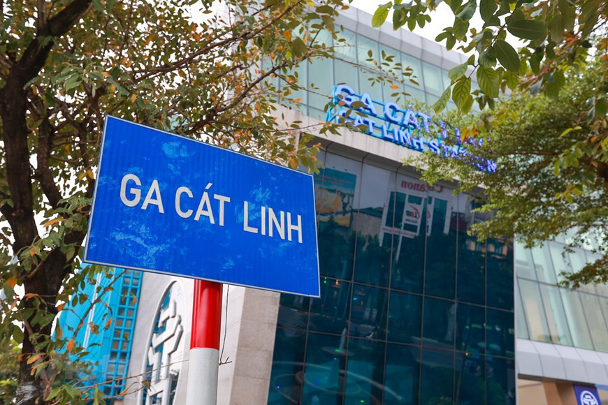 La línea ferroviaria Cat Linh-Ha Dong se puso oficialmente en funcionamiento hoy en Hanoi. En los primeros 15 días de operación, durante los cuales los pasajeros pueden viajar de manera gratuita, la línea de metro funcionará de las 5:30 a las 20:00 todos los días, y contará con un tren cada 15 minutos la primera semana y cada 10 minutos a partir de la segunda semana. Después de ese periodo, el servicio abrirá hasta las 22:30 horas, con un tren cada seis minutos durante la hora de alta demanda. La línea elevada Cat Linh-Ha Dong cuenta con una longitud de 13,5 kilómetros con 12 terminales. (Fuente: Vietnamplus) 