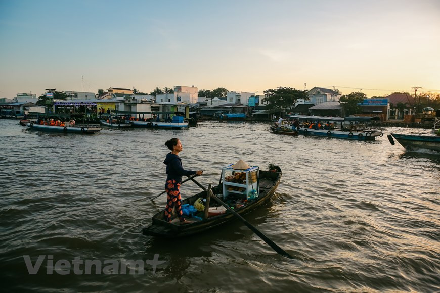 Localizada en el centro del delta del río Mekong, la ciudad de Can Tho presta especial atención en el desarrollo de sus típicos productos turísticos, aprovechando sus potencialidades como urbe ejemplar de la región fluvial. Uno de estos es el turismo fluvial con los sitios famosos como el embarcadero Ninh Kieu, y los mercados flotantes Cai Rang y Phong Dien En 2015, Can Tho fue honrada por la página web Mysterious World como una de las ciudades con canales más bellas del mundo. En noviembre del año pasado, otra vez esta ciudad ribereña fue seleccionada por Earthnworld como una de las 10 ciudades con canales más hermosas del planeta. (Fuente:Vietnamplus)