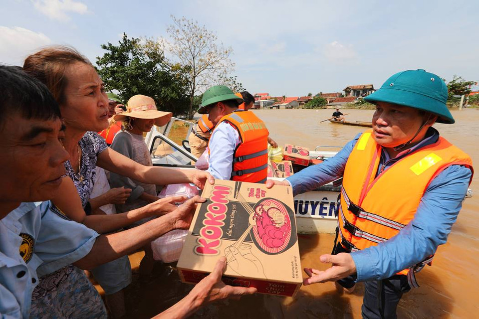 Las fuerzas competentes brindan asistencia a los necesitados en el distrito de Le Thuy, en la provincia de Quang Binh. (Fuente: VNA)
