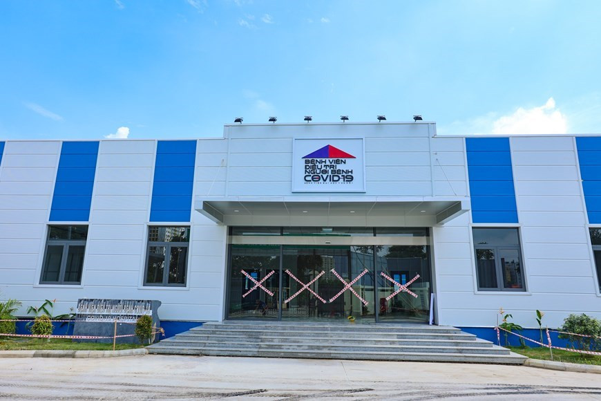 Mientras tanto, el distrito de Long Bien cosecha logros en las labores preventivas contra el COVID-19 al aprovechar el apoyo de los pobladores, reflejado por las campañas de entrega de desayunos y comidas gratuitas. Al simpatizar con el trabajo de la fuerza en la primera línea de enfrentamiento a la epidemia, Duong Thi Hong, presidenta de la Asociación de Mujeres del barrio de Thuong Thanh, del distrito de Long Bien, movilizó a las miembros de esa organización a prestar sus casas para cocinar más de 100 porciones de comida al día para los soldados que cumplen las misiones de combate contra el COVID-19. (Fuente:Vietnamplus) 