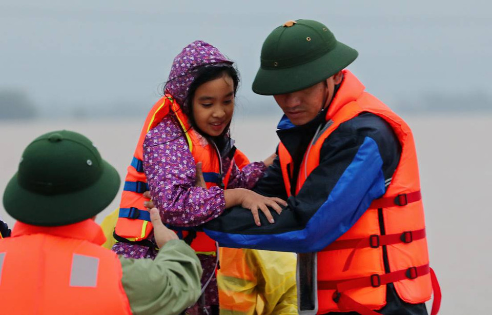 La alegría de una niña rescatada por la fuerza militar de la provincia de Ha Tinh. La foto fue tomada el 20 de octubre de 2020. (Fuente:VNA) 