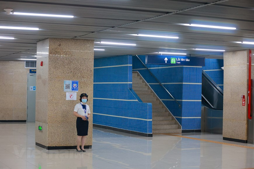 De acuerdo con el diseño, cada tren tomará más de 20 minutos para recorrer el trayecto desde la terminal de Cat Linh hasta la de Yen Nghia. El proyecto ferroviario Cat Linh-Ha Dong en Hanoi fue iniciado en octubre de 2011 por el Ministerio de Transporte, con una inversión total de 886 millones de dólares después del ajuste. La línea ferroviaria Cat Linh-Ha Dong se puso oficialmente en funcionamiento después de 10 años de construcción. La línea ferroviaria elevada Cat Linh-Ha Dong en Hanoi es considerada la primera de tránsito rápido en el país. Tiene una inversión total de unos 886 millones de dólares. (Fuente: Vietnamplus) 