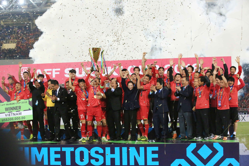 El primer ministro vietnamita, Nguyen Xuan Phuc, entregó el trofeo del Campeonato de Fútbol del Sudeste Asiático 2018 (Copa AFF Suzuki 2018) a la selección vietnamita en el estadio nacional My Dinh (Fuente: VNA)