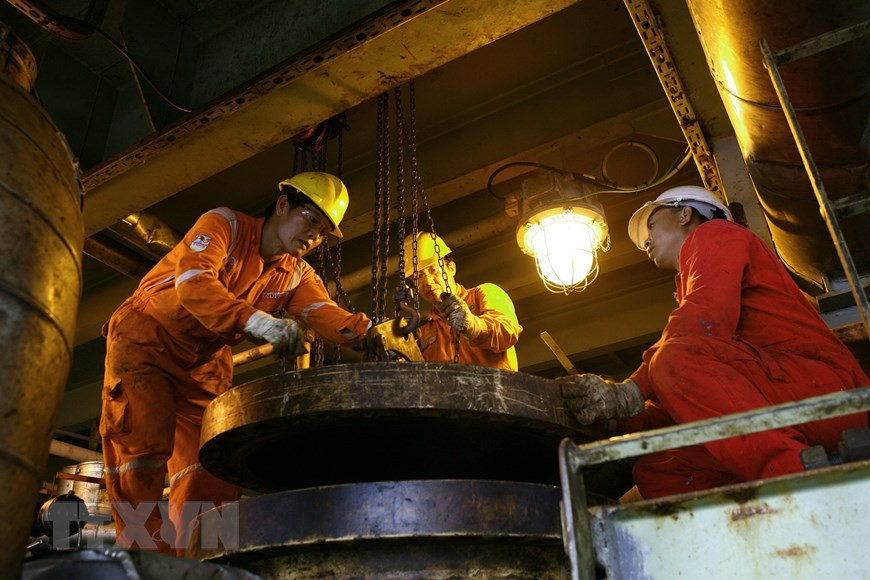 Trabajadores reparan equipamientos en las plataformas del yacimiento de Bach Ho (Fuente: VNA)