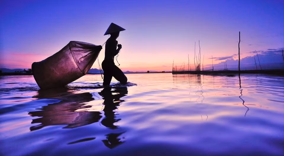 El niño pesca bajo el sol en Chau Doc (Fuente: vnexpress.net)