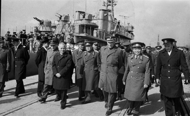 El General Vo Nguyen Giap, miembro del Buró Político y viceprimer ministro de Vietnam, encabezó una delegación del Ministerio de Defensa a visitar el 21 de abril de 1977 la Armada de Polonia en la costa báltica. (Fuente: VNA)