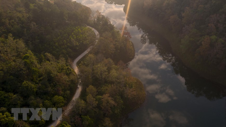 El lago de Ban Viet, situado en la comuna de Phong Chau, posee la belleza pacífica y romántica (Fuente: VNA)