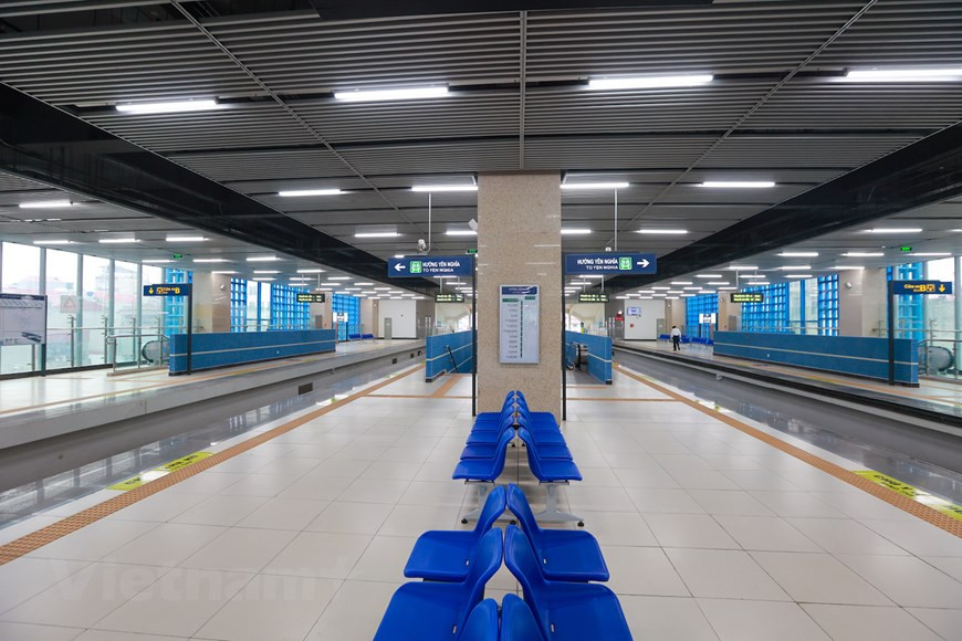 El proyecto ferroviario Cat Linh-Ha Dong en Hanoi fue iniciado en octubre de 2011 por el Ministerio de Transporte. La línea ferroviaria se puso oficialmente en funcionamiento después de 10 años de construcción. La línea ferroviaria elevada Cat Linh-Ha Dong en Hanoi es considerada la primera de tránsito rápido en el país. Hanoi ofrece servicios gratuitos a todos los pasajeros durante los primeros 15 días de la operación de la ruta ferroviaria urbana Cat Linh-Ha Dong, una obra de infraestructura clave de la capital. Así lo reveló a la prensa el jefe del Departamento municipal de Transporte, Vu Van Vien, al referirse a los pasos preparatorios para poner en marcha comercialmente la obra. (Fuente: Vietnamplus) 