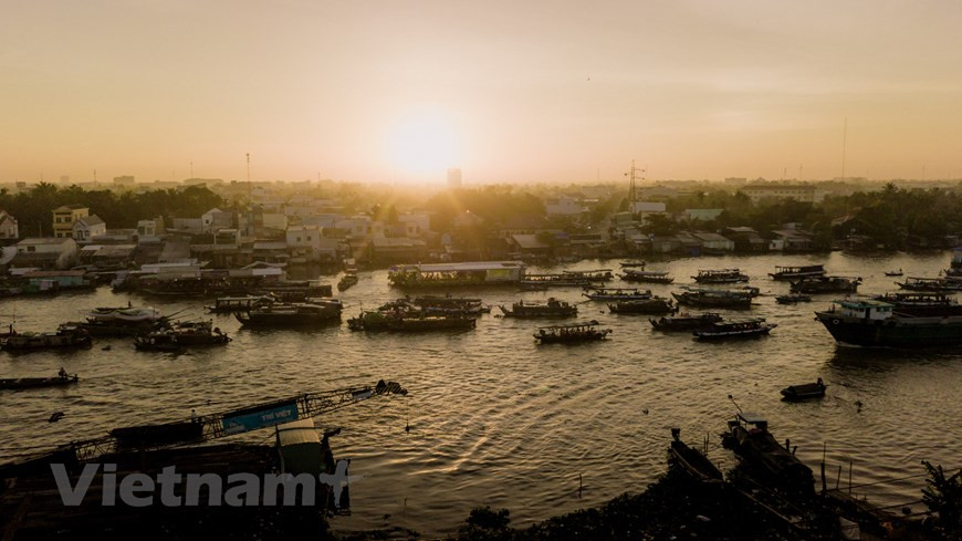 Cai Rang es uno de los tres mercados flotantes más visitados del Delta del río Mekong. La empresa Victoria Mekong Cruises celebró un acto para poner en funcionamiento el crucero Victoria Mekong en el puerto Cai Cui, en el distrito de Cai Rang de esta urbe. Se trata de uno de los primeros cruceros de cuatro estrellas que parte de Can Tho para llevar a los turistas a la capital camboyana de Phnom Penh en un viaje de tres a cuatro noches. Según representantes de esa compañía, Victoria Mekong cuenta con cuatro pisos, una eslora de 76,8 metros y manga de 13,2 metros y es capaz de atender a unos 70 pasajeros. (Fuente:Vietnamplus)