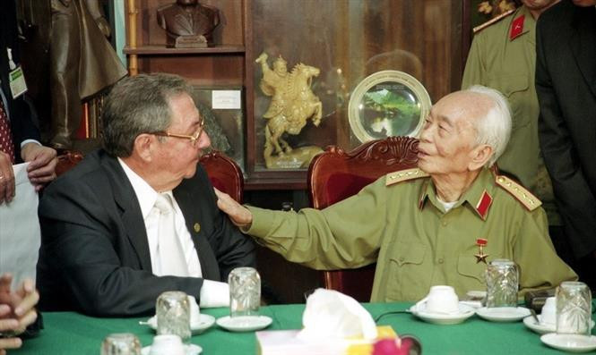 Raúl Castro, segundo secretario del Partido Comunista de Cuba y primer vicepresidente de los Consejos de Estado y de Ministros de Cuba, saludó el 28 de abril de 2005 al General Vo Nguyen Giap (Fuente: VNA)
