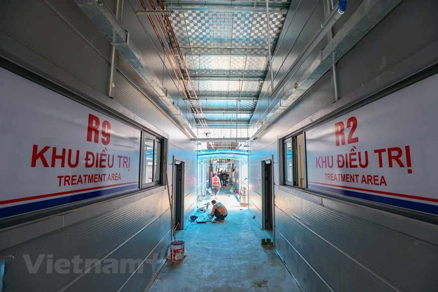 El establecimiento clínico alberga 500 camas y sirve como una unidad de cuidados intensivos (UCI) contra el COVID-19 a nivel nacional, que brinda tratamiento para pacientes graves y apoyo técnico a otras instalaciones médicas al respecto en las áreas asignadas. Alberga cinco cientos camas y sirve como una unidad de cuidados intensivos contra el COVID-19 a nivel nacional, que brinda el tratamiento para los pacientes graves y apoyo técnico a otras instalaciones médicas al respecto en las áreas asignadas. El Ministerio de Salud instó al Hospital Nacional de Enfermedades Tropicales a aumentar el número de camas, especialmente en la unidad de cuidados intensivos. (Fuente:Vietnamplus) 