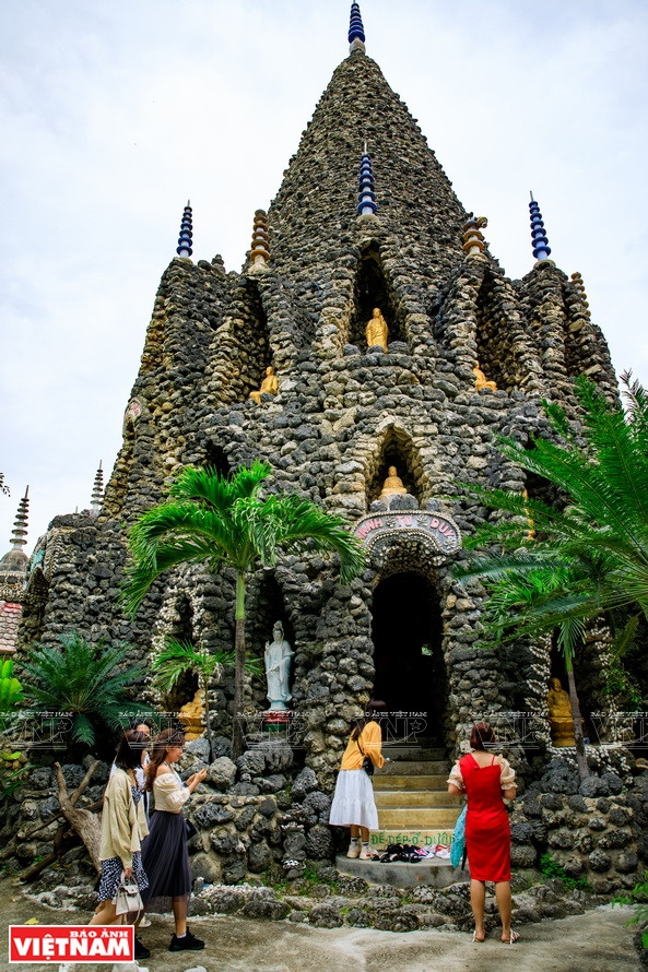 Alrededor de Bao Tich, hay 49 torres pequeñas, en cada una de las cuales se coloca una estatua de Buda. (Fuente:VNA)
